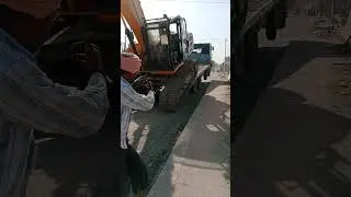 #dangerous excavator unloading video😱😱😱#