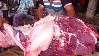 Amazing buffalo & cow meat cutting by traditional butcher।। How to cutting huge buffalo & cow meat.