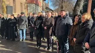 Háttér - Koszorúzási Ünnepség a Kohász Művelődési Háznál