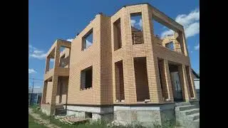 Two story brick and block house with a large bay window. Двухэтажный дом с большим эркером.