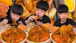 🦀 Stir-fried rice cakes with swimming crab meets crab roe noodles and shrimp!