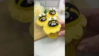 Busy bees 🐝💛 #cakedbyrach #cake #cupcake #shortsfeed #bakingideas #bee #cakeart #cupcakedecoration