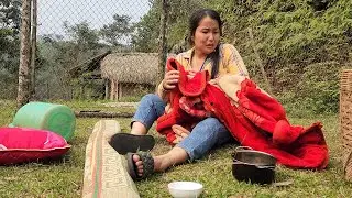 Poor homeless girl had to go into the forest to dig potatoes to sell to support herself.