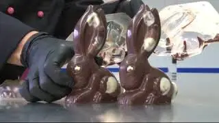 B&auml;ckerei-Conditorei Fleischli AG - Schokoladenhasen giessen