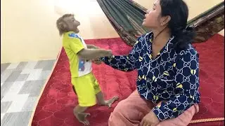 Monkey Jason Pull Hand Call Mom Take Care To Eat Boiled Pumpkin