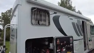 Tvättar husbilen med vattenrening.