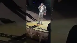 Burna Boy попросил фаната отвезти его девушку домой во время концерта в Денвере после того, как и...