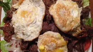 YUMMY STEAK SALAD AND FRIED EGGS! LOK LAK-CAMBODIAN FOOD-ASIAN FOOD-HEALTHY SALAD!
