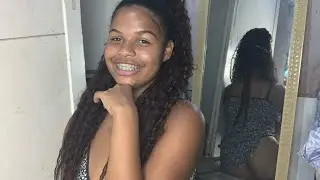 Sentada no chão do quarto