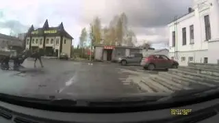 NEW scary crazy horse destroys car in Russia!Лошадь разрушает автомобиль