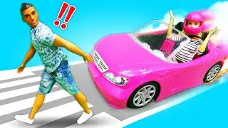 A boneca ganhou um carro de brinquedo e aprende a dirigir! Primeira aula de direção deu ruim?