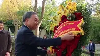 Лидер партии отдает дань уважения вождю пролетариата Карлу Марксу в Лондоне