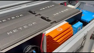 LC79 Trayback оснащен безопасным корпусом Powercase с литий-ионным аккумулятором 10 000 Вт&middot;ч 48 В и инвертором Scotty DC 3000 Вт.