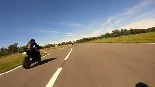 Un tour comment&eacute; sur le circuit des &Eacute;cuyers &agrave; Beuvardes &agrave; bord d&rsquo;une KTM Duke 890.