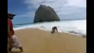 Captan en video cuando olas arrastran a turistas en Arco de Cabo San Lucas
