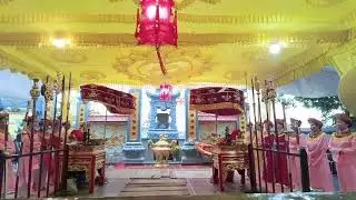 Nữ quan dâng hương đến tâm lộng 
