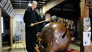 「日本一」巨大木魚の響き　小樽・龍徳寺