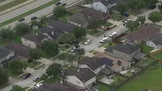 Suspect leaves scene after shooting two men outside SE Houston house, police say