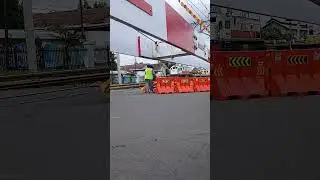 Kereta semen mundur lagi #trainspotting #keretaapi #keretabarang #flatcar #railfan #solobalapan