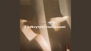Z odkrytymi ramionami.