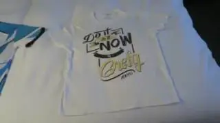 The grefg ESTAFA con sus camisetas.