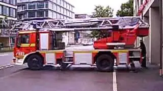 Feuerwache 3 Westend M&uuml;nchen Drehleiterfahrzeug- abfahrtkontrolle