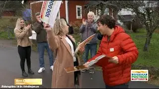 Daniel sprider gl&auml;dje p&aring; vinnargatan i Edsvalla - Postkodlotteriet