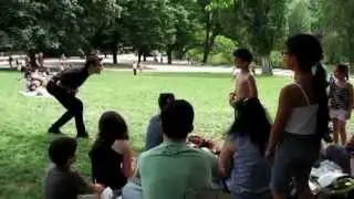 Max Bird - Un V&eacute;lociraptor Aux Buttes-Chaumont !