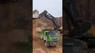 Giant Excavators & Trucks Moving Dirt Like Pros 2025