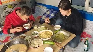 东北爷仨，晚上整一锅疙瘩汤，热热乎乎吃好几碗，感觉舒服多了