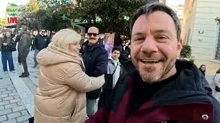 ΕΥΤΥΧΗΣ ΠΕΡΠΑΤΑΕΙ ΚΑΙ ΒΓΑΖΕΙ ΦΩΤΟΓΡΑΦΙΕΣ ΜΕ ΚΟΣΜΟ ΣΤΟΝ ΚΕΝΤΡΙΚΟ ΠΕΖΟΔΡΟΜΟ ΤΩΝ ΣΕΡΡΩΝ