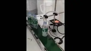 Conveyor auto liquid filling machine