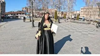 živa istina. ZA NJOM SE OKREĆU ŽENE I MUŠKARCI, TE STARO I MLADO.