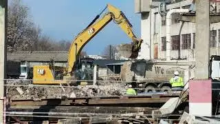 Un excavator CAT este un utilaj de săpat, manipulat materiale și demolare, produs de Caterpillar