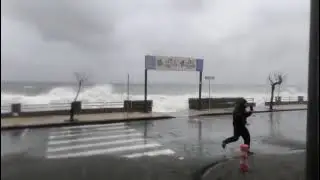 Maltempo Sicilia, l'incredibile mareggiata dello Jonio sul Lungomare di Roccalumera: onde altissime!