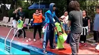 Me avienta al agua con ropa