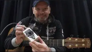 Adam Palma prezentuje SERVO z gitarą akustyczną.