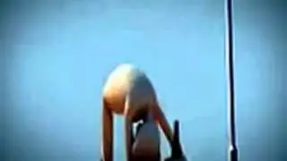 Velho cai de bunda na garrafa morre de rir