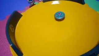 Playing Beyblade ベイブレード