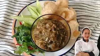 Еда Чиангмая / Блюда северной тайской кухни &laquo;Нам Прик Нум&raquo; или тайский соус с зеленым перцем чили...