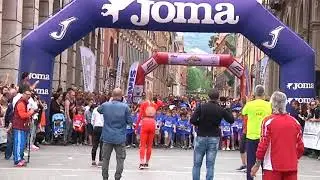 Gaia Sabbatini intervistata da Paolo Sinibaldi il 1 maggio a Teramo durante la Maratonina Pretuziana