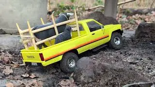Toyota Hilux // FMS Mini Crawler 1/18 // Ferdinand 🐂 enjoys the first trip in 2026. 🌞🌳🌸🌿