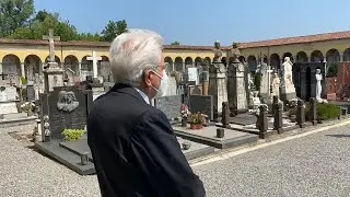 Mattarella ricorda le vittime del coronavirus al cimitero di Codogno