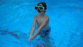 Erdbeerkind im Wasser