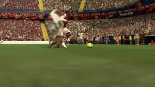 FIFA 22 - Ronaldinho protects the ball