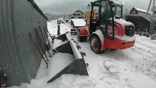 Уборка снега мини погрузчиком Polar Badger WL 50   Поворотным   отвалом