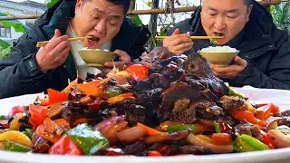 煙燻臘豬肺，二弟用辣椒做“爆炒豬肺”，麻辣入味下飯吃太爽了【鐵鍋視頻】