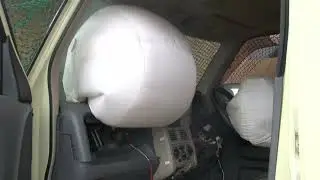 助手席エアバック作動実演