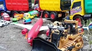 Mobil Truk Tronton Panjang Berbaris Muat Mobil Truk Plane Truk pasir Slender Rocket Truk oleng Tayo