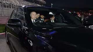 Сегодня эта трагичекская новость на всех каналах. Президент уехал, когда граждане к нему пришли